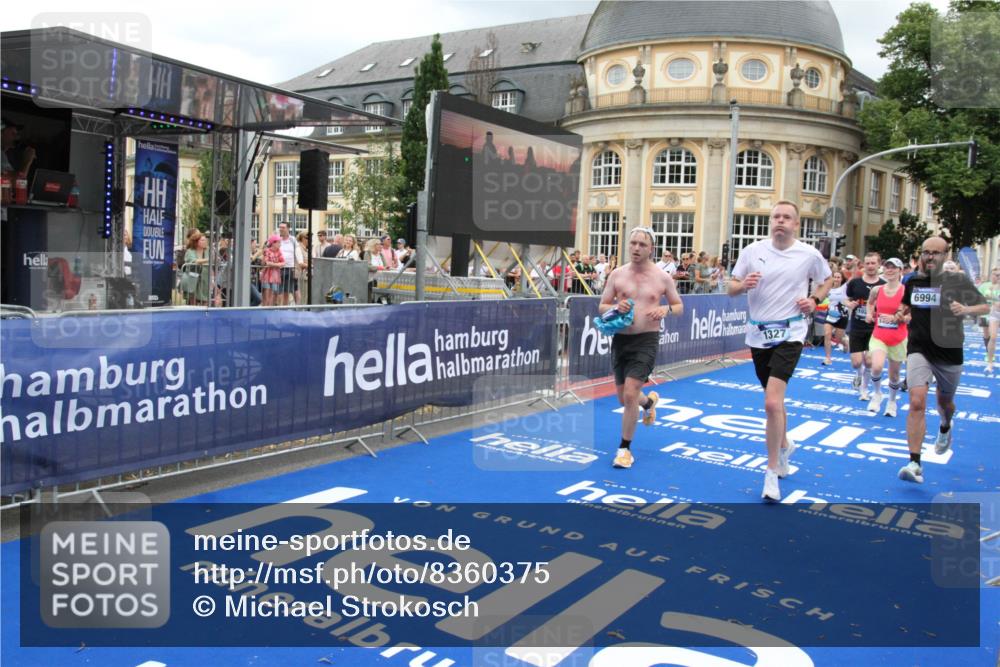 29.06.2025 - hella hamburg halbmarathon Michael Strokosch http://msf.ph/oto/8360375 29.06.2025 10:55:00 Ziel 1327, 1506, 3652, 4249, 4616, 5020, 6433, 6994, 8514, 8698, 10266, 13988, 14638, 14660, 14845, 15156, 16047, 16623, 16868, 18181, 18325 meine-sportfotos.de