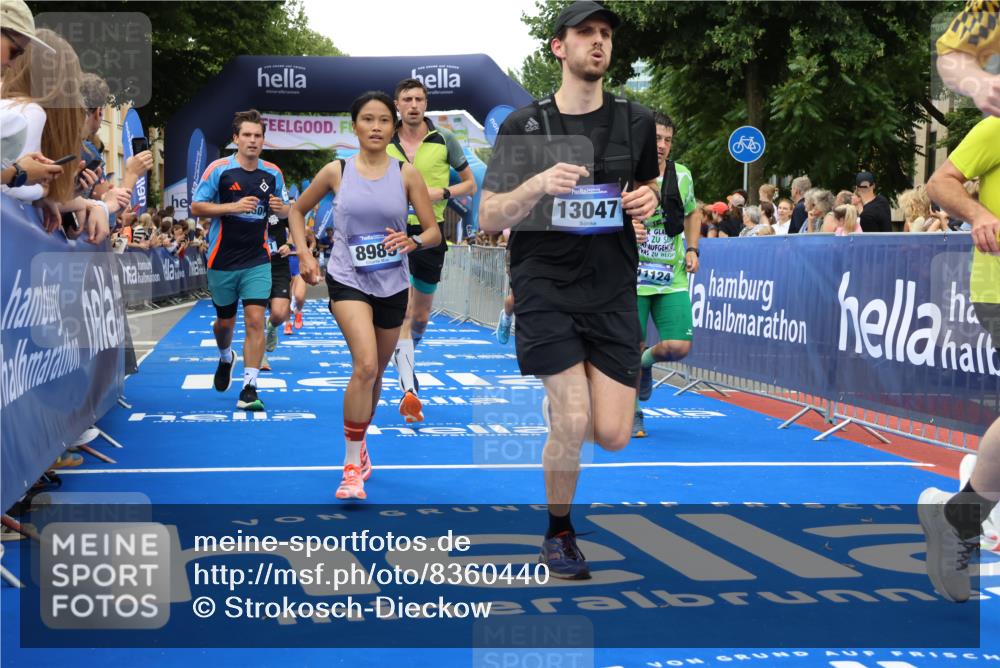 29.06.2025 - hella hamburg halbmarathon Strokosch-Dieckow http://msf.ph/oto/8360440 29.06.2025 10:51:22 Ziel 1461, 1817, 2364, 2411, 2636, 2718, 2946, 4814, 5820, 6657, 6776, 7943, 8316, 8930, 8989, 9214, 9476, 9656, 10480, 10667, 11124, 11422, 12016, 13047, 13403, 13792, 14865, 14994, 15871, 15950, 16357, 17131, 18019, 18489 meine-sportfotos.de