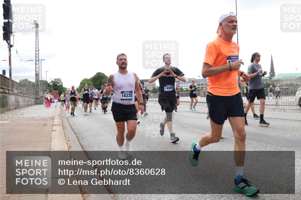 29.06.2025 - hella hamburg halbmarathon Lena Gebhardt http://msf.ph/oto/8360628 29.06.2025 10:39:14 Lombardsbrücke 16335, 18996, 1232, 1390, 1451, 1760, 1856, 1883, 2092, 2524, 2534, 2571, 2574, 2843, 2893, 2998, 3275, 3307, 3353, 3727, 3745, 3927, 4257, 4320, 4410, 4523, 4603, 4659, 4855, 4882, 4964, 6062, 6112, 6321, 6342, 6343, 6611, 6748, 7263, 7341, 7501, 7506, 7524, 7589, 7684, 7815, 8203, 8243, 8367, 8457, 8783, 8995, 9393, 9420, 9446, 9698, 9708, 9974, 9977, 10001, 10072, 10315, 10512, 10516, 10554, 13060 meine-sportfotos.de