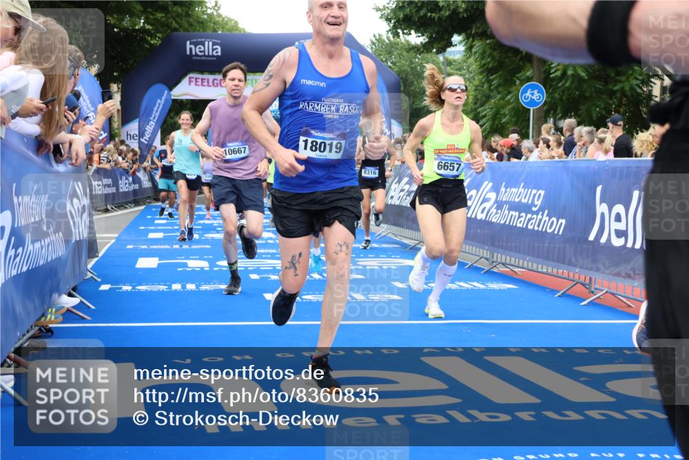 29.06.2025 - hella hamburg halbmarathon Strokosch-Dieckow http://msf.ph/oto/8360835 29.06.2025 10:51:17 Ziel 1461, 1817, 2364, 2411, 2636, 2718, 2946, 4404, 4814, 5600, 6027, 6657, 6776, 8316, 8930, 8989, 9214, 9476, 9656, 10480, 10667, 10868, 11124, 11512, 11625, 12016, 13047, 14865, 14994, 15480, 15950, 16357, 17530, 18019, 18489 meine-sportfotos.de