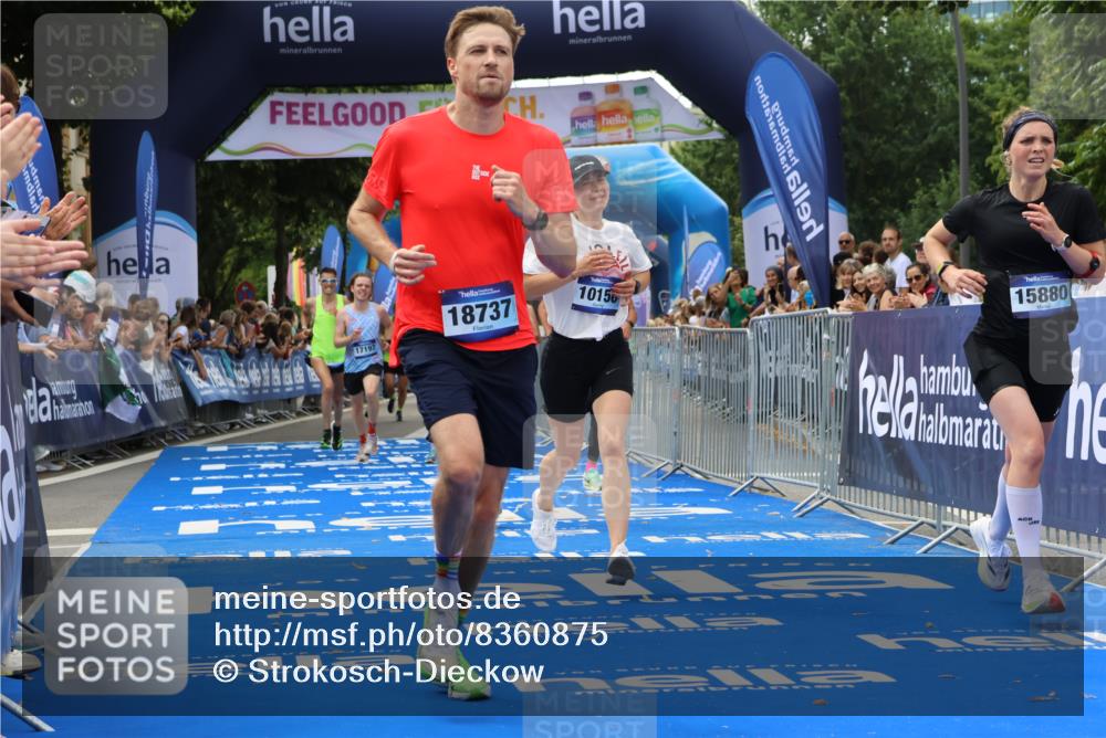 29.06.2025 - hella hamburg halbmarathon Strokosch-Dieckow http://msf.ph/oto/8360875 29.06.2025 10:29:25 Ziel 2021, 2075, 2180, 8784, 8975, 9137, 9571, 10156, 10790, 12234, 13838, 14164, 15880, 16118, 17197, 18737, 19203 meine-sportfotos.de