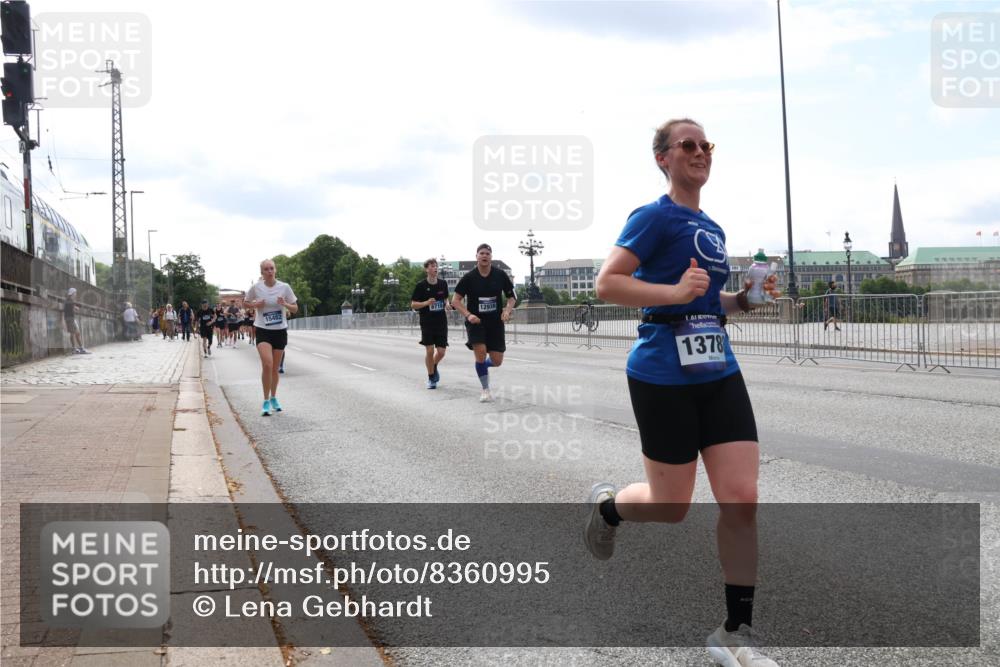 29.06.2025 - hella hamburg halbmarathon Lena Gebhardt http://msf.ph/oto/8360995 29.06.2025 10:14:10 Lombardsbrücke 15482, 6710, 12938, 1378, 1131, 1194, 1480, 1890, 2359, 2987, 3939, 4001, 4032, 4962, 5631, 5719, 6028, 6083, 6089, 6287, 6366, 6710, 7209, 7442, 7462, 7840, 7991, 8001, 8057, 8409, 8673, 8892, 9631, 9845, 9886, 10442, 10443, 10977, 11441, 11987, 12313, 12467, 12797, 12938, 13237, 13285, 13788, 14488, 15085, 15482, 15721, 15722, 15840, 16126, 17439, 17985, 18041, 18236, 18239 meine-sportfotos.de