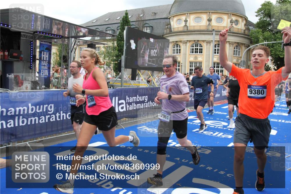 29.06.2025 - hella hamburg halbmarathon Michael Strokosch http://msf.ph/oto/8360999 29.06.2025 10:55:13 Ziel 1549, 1628, 2119, 2448, 3041, 3945, 4903, 6355, 8691, 8973, 9361, 9380, 10188, 10191, 10192, 10582, 11747, 11976, 12248, 12961, 14834, 14948, 15854, 16108, 16630, 17842, 18031, 18966 meine-sportfotos.de