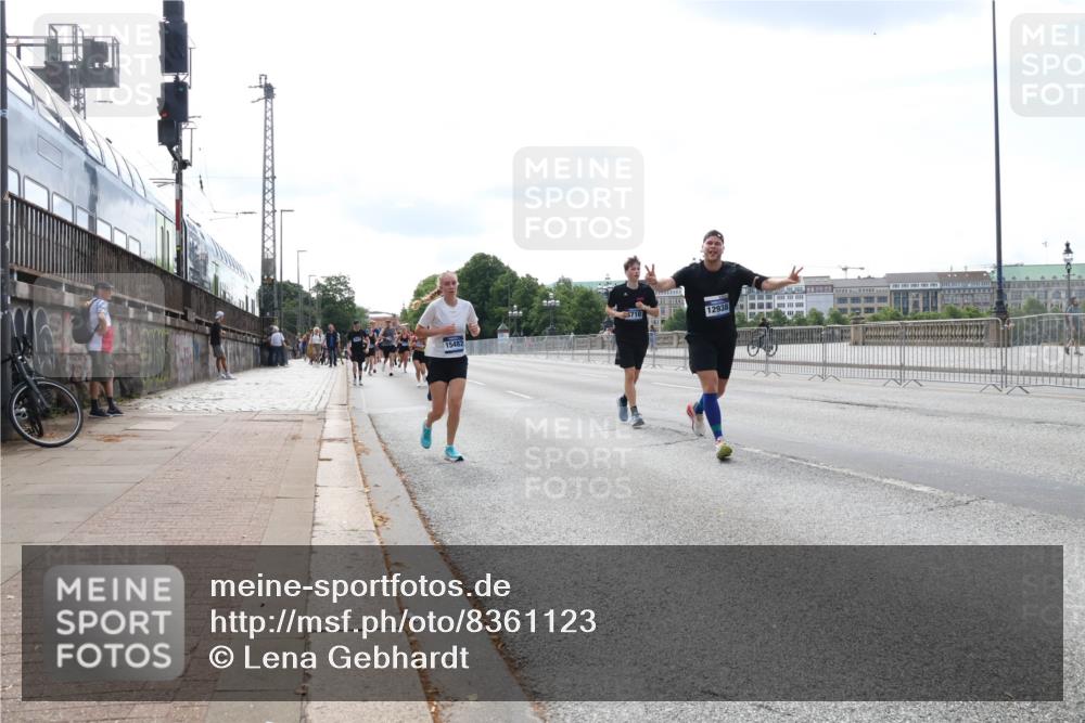 29.06.2025 - hella hamburg halbmarathon Lena Gebhardt http://msf.ph/oto/8361123 29.06.2025 10:14:11 Lombardsbrücke 15482, 12938, 1131, 1194, 1480, 1890, 2359, 2987, 3756, 3939, 4001, 4032, 4962, 5631, 5719, 6028, 6083, 6089, 6287, 6366, 6710, 7209, 7442, 7462, 7840, 7991, 8001, 8057, 8409, 8673, 8892, 9631, 9845, 9886, 10224, 10442, 10443, 10977, 11441, 11987, 12313, 12467, 12797, 12938, 13237, 13285, 13788, 14488, 15085, 15482, 15721, 15722, 15840, 16126, 17439, 17985, 18041, 18236, 18239 meine-sportfotos.de