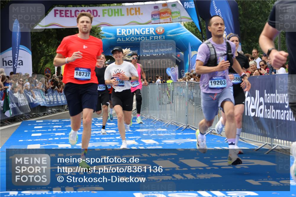29.06.2025 - hella hamburg halbmarathon Strokosch-Dieckow http://msf.ph/oto/8361136 29.06.2025 10:29:25 Ziel 2021, 2075, 2180, 8784, 8975, 9137, 9571, 10156, 10790, 12234, 13838, 14164, 15880, 16118, 17197, 18737, 19203 meine-sportfotos.de