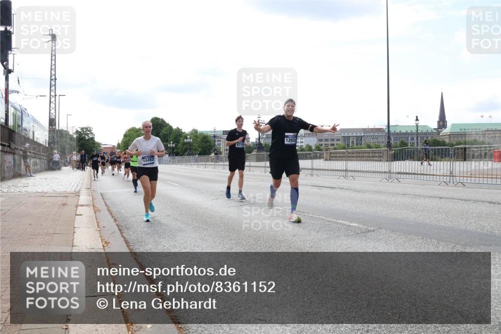 29.06.2025 - hella hamburg halbmarathon Lena Gebhardt http://msf.ph/oto/8361152 29.06.2025 10:14:11 Lombardsbrücke 15482, 6710, 12938, 1131, 1194, 1480, 1890, 2359, 2987, 3756, 3939, 4001, 4032, 4962, 5631, 5719, 6028, 6083, 6089, 6287, 6366, 6710, 7209, 7442, 7462, 7840, 7991, 8001, 8057, 8409, 8673, 8892, 9631, 9845, 9886, 10224, 10442, 10443, 10977, 11441, 11987, 12313, 12467, 12797, 12938, 13237, 13285, 13788, 14488, 15085, 15482, 15721, 15722, 15840, 16126, 17439, 17985, 18041, 18236, 18239 meine-sportfotos.de