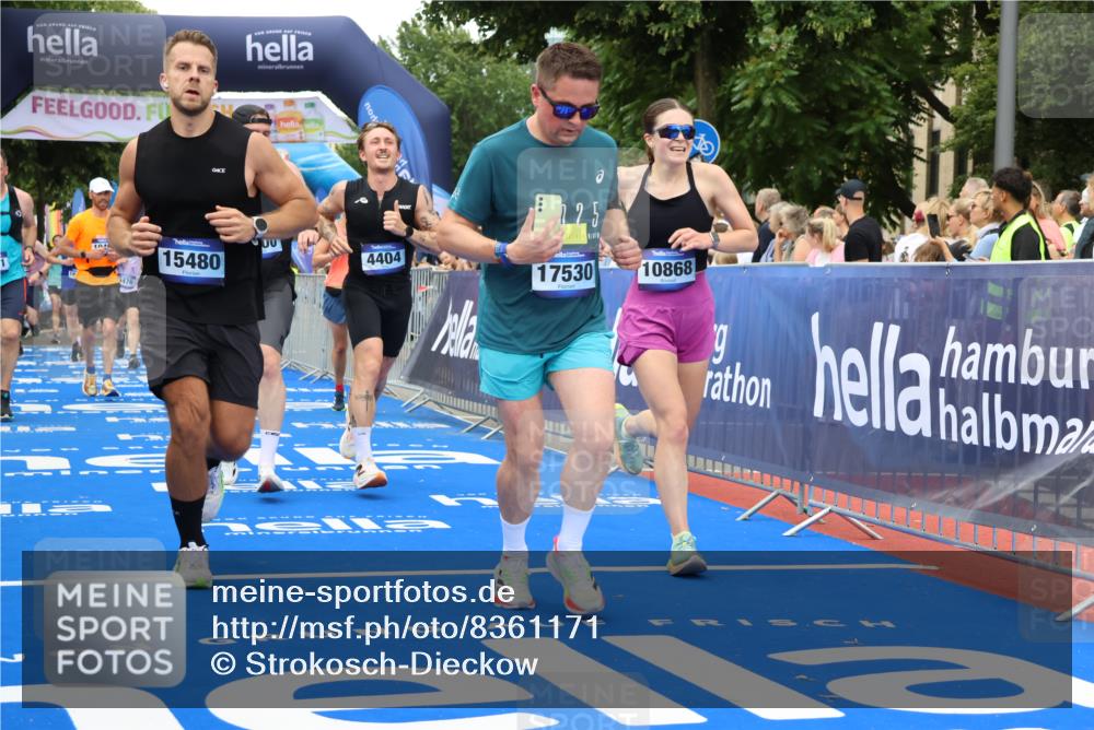 29.06.2025 - hella hamburg halbmarathon Strokosch-Dieckow http://msf.ph/oto/8361171 29.06.2025 10:51:12 Ziel 1366, 1461, 1817, 2636, 2718, 4404, 4814, 4816, 4967, 5600, 6027, 6657, 6776, 8316, 8508, 8930, 9476, 10480, 10667, 10868, 11512, 11625, 11733, 12016, 13073, 14865, 15480, 17384, 17530, 17823, 18019 meine-sportfotos.de