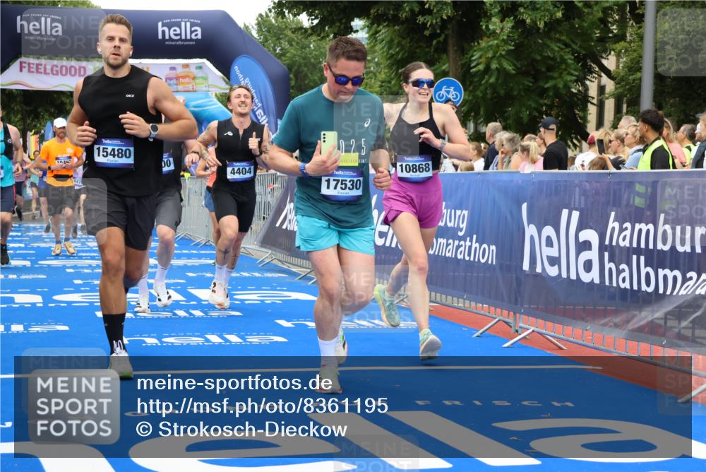 29.06.2025 - hella hamburg halbmarathon Strokosch-Dieckow http://msf.ph/oto/8361195 29.06.2025 10:51:12 Ziel 1366, 1461, 1817, 2636, 2718, 4404, 4814, 4816, 4967, 5600, 6027, 6657, 6776, 8316, 8508, 8930, 9476, 10480, 10667, 10868, 11512, 11625, 11733, 12016, 13073, 14865, 15480, 17384, 17530, 17823, 18019 meine-sportfotos.de