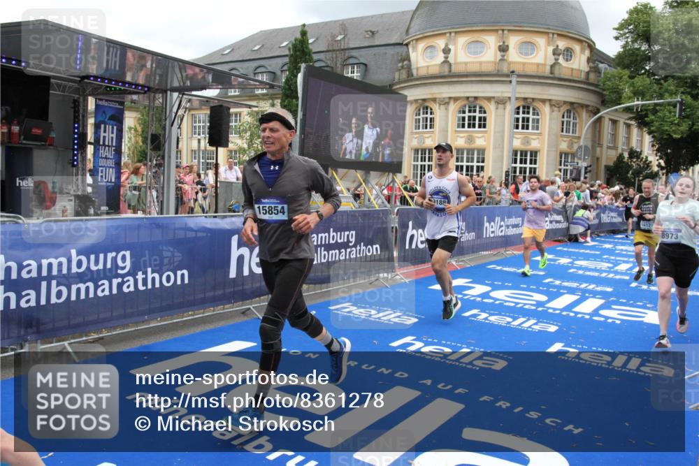 29.06.2025 - hella hamburg halbmarathon Michael Strokosch http://msf.ph/oto/8361278 29.06.2025 10:55:19 Ziel 1549, 1628, 2119, 4903, 5643, 6723, 6891, 8973, 10188, 10263, 10582, 11184, 12526, 13470, 14834, 15854, 16521, 18031, 18290, 18380, 18531, 18966 meine-sportfotos.de