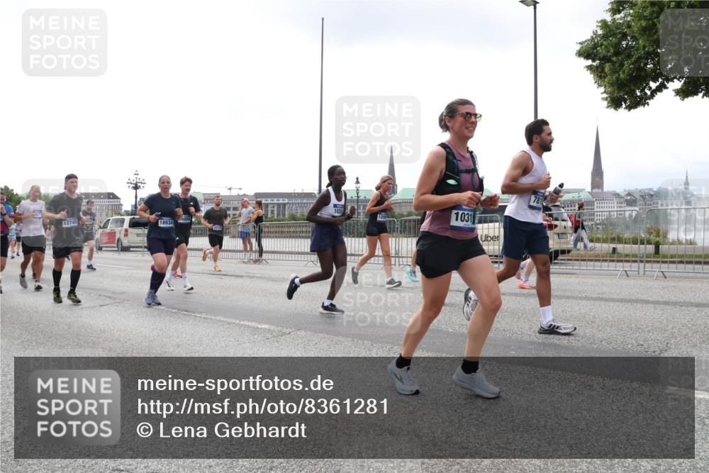 29.06.2025 - hella hamburg halbmarathon Lena Gebhardt http://msf.ph/oto/8361281 29.06.2025 10:39:16 Lombardsbrücke 12745, 18934, 15112, 1031, 781, 1232, 1390, 1451, 1760, 1856, 1883, 2092, 2524, 2534, 2571, 2574, 2843, 2893, 2998, 3275, 3307, 3353, 3727, 3745, 4257, 4320, 4410, 4523, 4603, 4609, 4659, 4855, 4882, 4964, 6062, 6112, 6321, 6342, 6343, 6611, 6748, 7263, 7341, 7501, 7506, 7524, 7589, 7684, 7815, 8203, 8243, 8457, 8783, 8995, 9393, 9420, 9446, 9569, 9698, 9708, 9777, 9974, 9977, 10001, 10072, 10315, 10512, 10516, 10554, 13060 meine-sportfotos.de