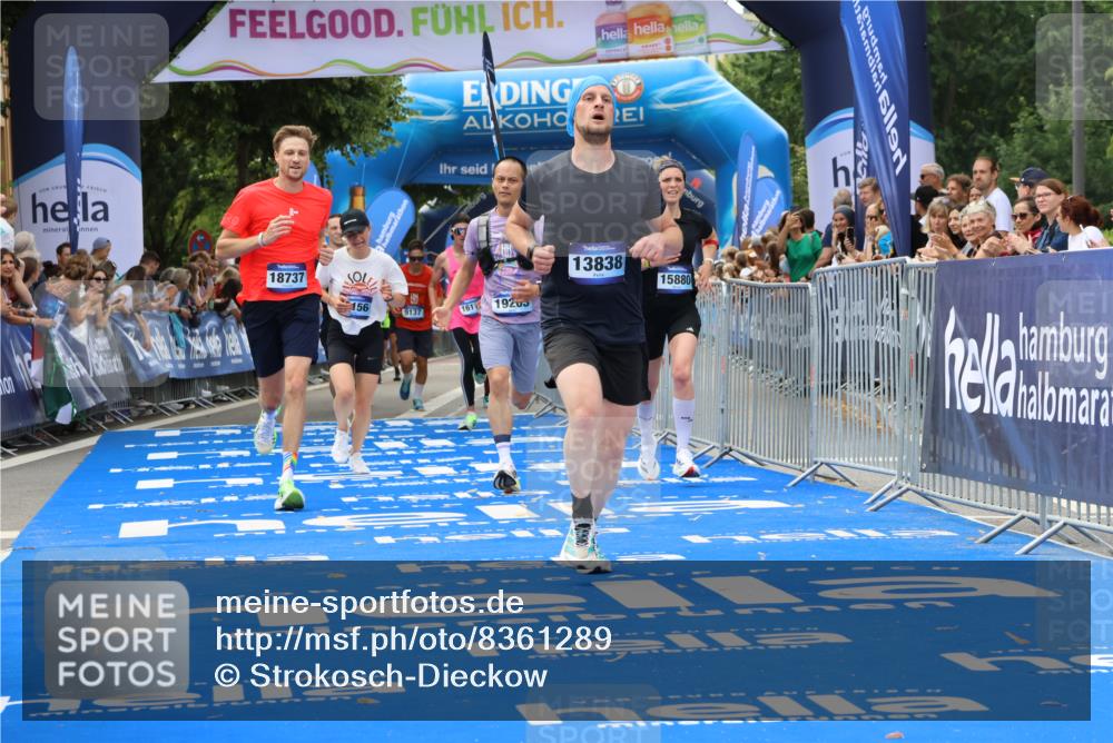 29.06.2025 - hella hamburg halbmarathon Strokosch-Dieckow http://msf.ph/oto/8361289 29.06.2025 10:29:23 Ziel 2021, 2075, 2180, 8975, 9137, 9571, 10156, 10790, 12234, 12287, 12337, 13838, 14164, 14395, 15880, 16118, 17197, 18737, 19203 meine-sportfotos.de