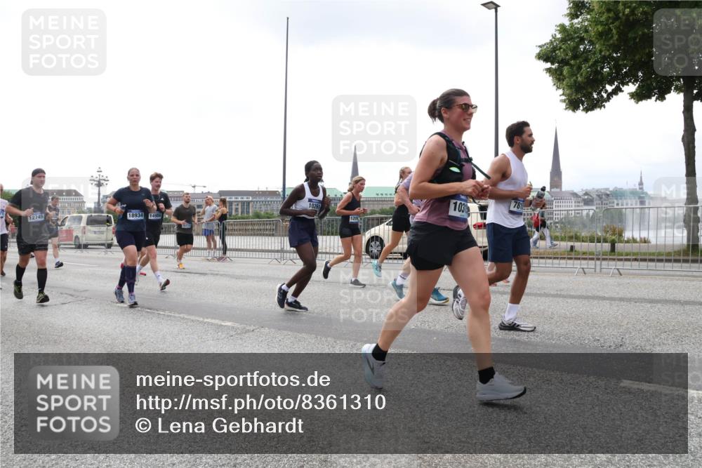 29.06.2025 - hella hamburg halbmarathon Lena Gebhardt http://msf.ph/oto/8361310 29.06.2025 10:39:17 Lombardsbrücke 12745, 18934, 14956, 15112, 10261, 120, 781, 103, 1232, 1390, 1451, 1760, 1856, 1883, 2092, 2524, 2534, 2571, 2574, 2843, 2893, 2998, 3275, 3307, 3353, 3727, 3745, 4257, 4320, 4410, 4523, 4603, 4609, 4659, 4855, 4882, 4964, 6062, 6112, 6321, 6342, 6343, 6611, 6719, 6726, 6748, 7341, 7501, 7506, 7524, 7589, 7684, 7815, 8203, 8243, 8457, 8783, 8995, 9393, 9420, 9446, 9569, 9698, 9708, 9777, 9974, 9977, 10001, 10072, 10315, 10512, 10516, 10554, 13060 meine-sportfotos.de