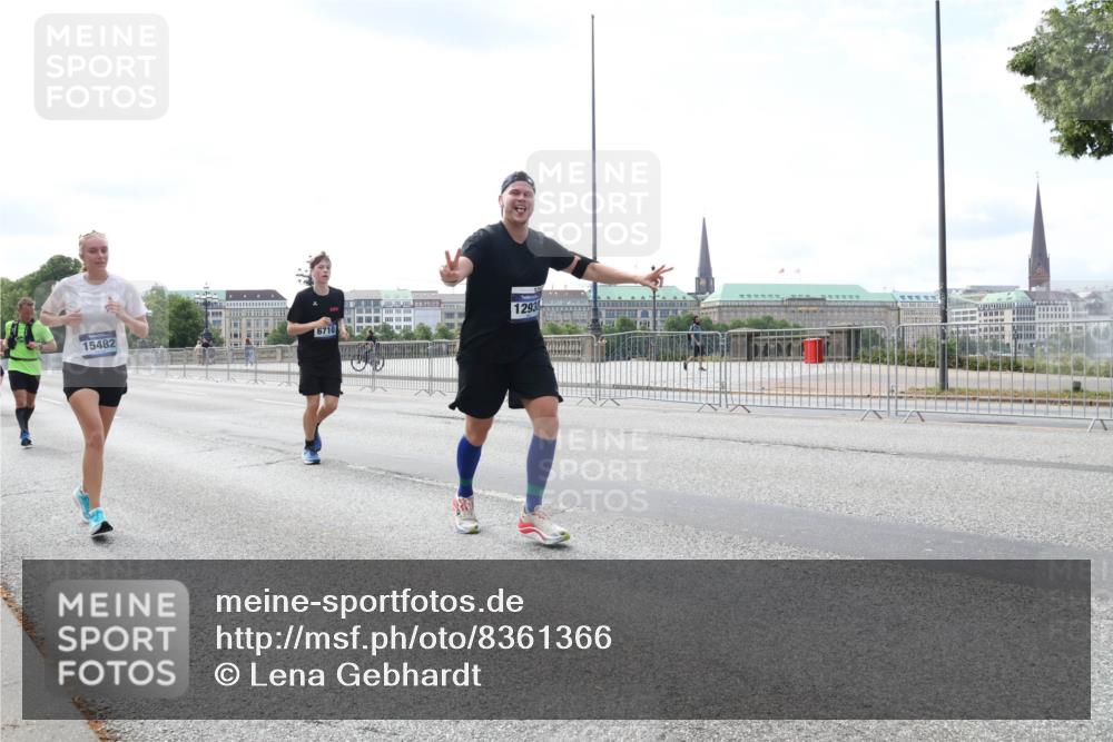 29.06.2025 - hella hamburg halbmarathon Lena Gebhardt http://msf.ph/oto/8361366 29.06.2025 10:14:12 Lombardsbrücke 15482, 6710, 1293, 1131, 1194, 1406, 1480, 1890, 2359, 2494, 3756, 3939, 4001, 4032, 4962, 5631, 5719, 6028, 6083, 6089, 6287, 6366, 6710, 7209, 7442, 7462, 7802, 7840, 7991, 8001, 8057, 8409, 8673, 8892, 9631, 9845, 9886, 10224, 10442, 10443, 11441, 11987, 12467, 12938, 13237, 13285, 13788, 14488, 15085, 15482, 15721, 15722, 15840, 16126, 17439, 17985, 18041, 18236, 18239 meine-sportfotos.de