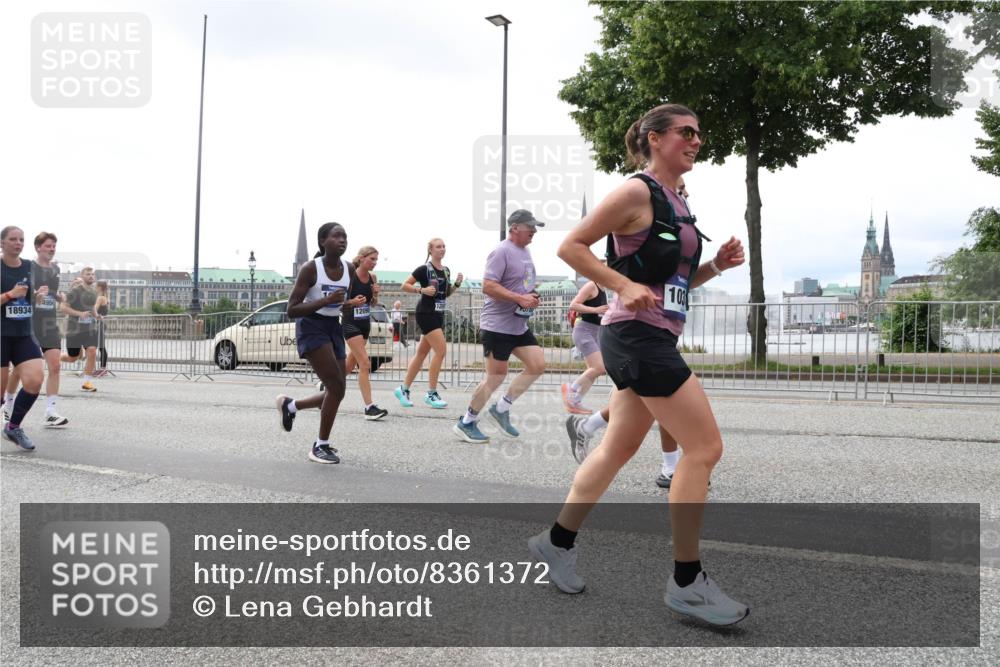 29.06.2025 - hella hamburg halbmarathon Lena Gebhardt http://msf.ph/oto/8361372 29.06.2025 10:39:17 Lombardsbrücke 18934, 4956, 15112, 12090, 103, 1232, 1390, 1451, 1760, 1856, 1883, 2092, 2524, 2534, 2571, 2574, 2843, 2893, 2998, 3275, 3307, 3353, 3727, 3745, 4257, 4320, 4410, 4523, 4603, 4609, 4659, 4855, 4882, 4964, 6062, 6112, 6321, 6342, 6343, 6611, 6719, 6726, 6748, 7341, 7501, 7506, 7524, 7589, 7684, 7815, 8203, 8243, 8457, 8783, 8995, 9393, 9420, 9446, 9569, 9698, 9708, 9777, 9974, 9977, 10001, 10072, 10315, 10512, 10516, 10554, 13060 meine-sportfotos.de