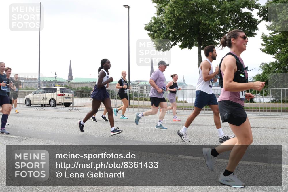 29.06.2025 - hella hamburg halbmarathon Lena Gebhardt http://msf.ph/oto/8361433 29.06.2025 10:39:17 Lombardsbrücke 34, 1232, 1390, 1451, 1760, 1856, 1883, 2092, 2524, 2534, 2571, 2574, 2843, 2893, 2998, 3275, 3307, 3353, 3727, 3745, 4257, 4320, 4410, 4523, 4603, 4609, 4659, 4855, 4882, 4964, 6062, 6112, 6321, 6342, 6343, 6611, 6719, 6726, 6748, 7341, 7501, 7506, 7524, 7589, 7684, 7815, 8203, 8243, 8457, 8783, 8995, 9393, 9420, 9446, 9569, 9698, 9708, 9777, 9974, 9977, 10001, 10072, 10315, 10512, 10516, 10554, 13060 meine-sportfotos.de