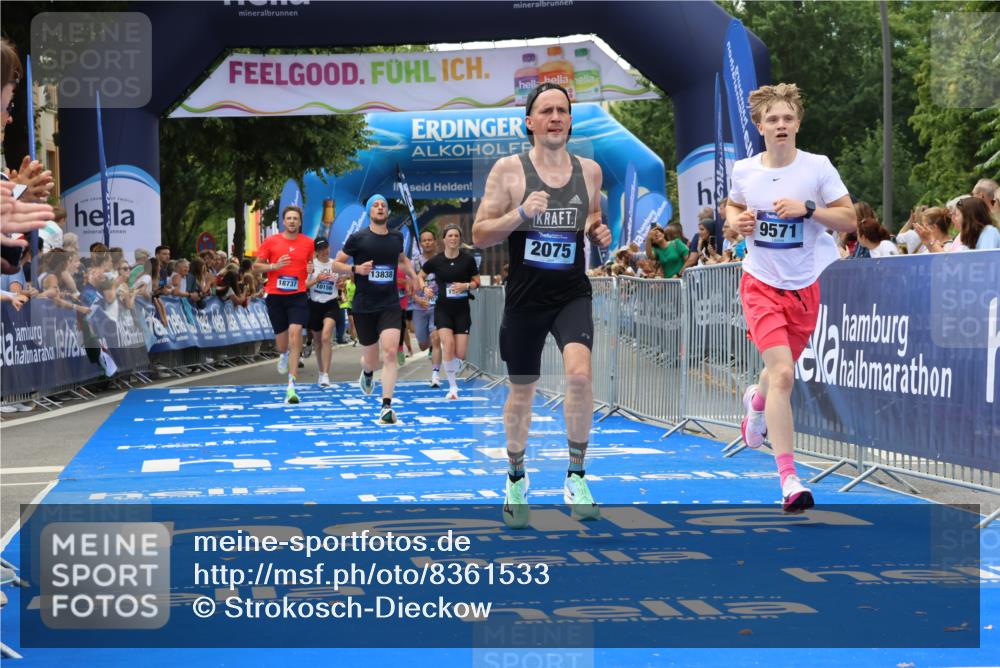 29.06.2025 - hella hamburg halbmarathon Strokosch-Dieckow http://msf.ph/oto/8361533 29.06.2025 10:29:21 Ziel 2075, 8975, 9571, 10156, 12234, 12287, 12337, 13838, 14164, 14395, 15880, 16118, 17197, 18737, 19203 meine-sportfotos.de
