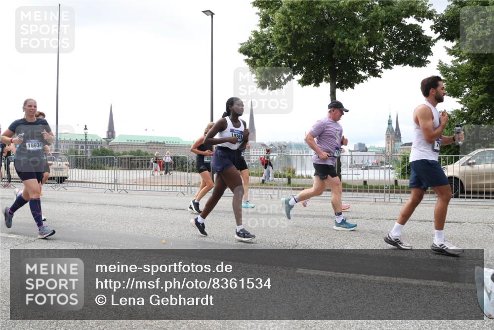29.06.2025 - hella hamburg halbmarathon Lena Gebhardt http://msf.ph/oto/8361534 29.06.2025 10:39:17 Lombardsbrücke 18934, 120, 10261, 1232, 1390, 1451, 1760, 1856, 1883, 2092, 2524, 2534, 2571, 2574, 2843, 2893, 2998, 3275, 3307, 3353, 3727, 3745, 4257, 4320, 4410, 4523, 4603, 4609, 4659, 4855, 4882, 4964, 6062, 6112, 6321, 6342, 6343, 6611, 6719, 6726, 6748, 7341, 7501, 7506, 7524, 7589, 7684, 7815, 8203, 8243, 8457, 8783, 8995, 9393, 9420, 9446, 9569, 9698, 9708, 9777, 9974, 9977, 10001, 10072, 10315, 10512, 10516, 10554, 13060 meine-sportfotos.de