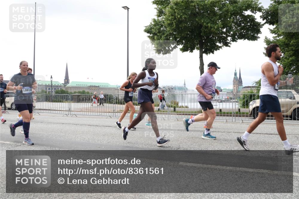 29.06.2025 - hella hamburg halbmarathon Lena Gebhardt http://msf.ph/oto/8361561 29.06.2025 10:39:17 Lombardsbrücke 341, 18934, 120, 1026, 1232, 1390, 1451, 1760, 1856, 1883, 2092, 2524, 2534, 2571, 2574, 2843, 2893, 2998, 3275, 3307, 3353, 3727, 3745, 4257, 4320, 4410, 4523, 4603, 4609, 4659, 4855, 4882, 4964, 6062, 6112, 6321, 6342, 6343, 6611, 6719, 6726, 6748, 7341, 7501, 7506, 7524, 7589, 7684, 7815, 8203, 8243, 8457, 8783, 8995, 9393, 9420, 9446, 9569, 9698, 9708, 9777, 9974, 9977, 10001, 10072, 10315, 10512, 10516, 10554, 13060 meine-sportfotos.de