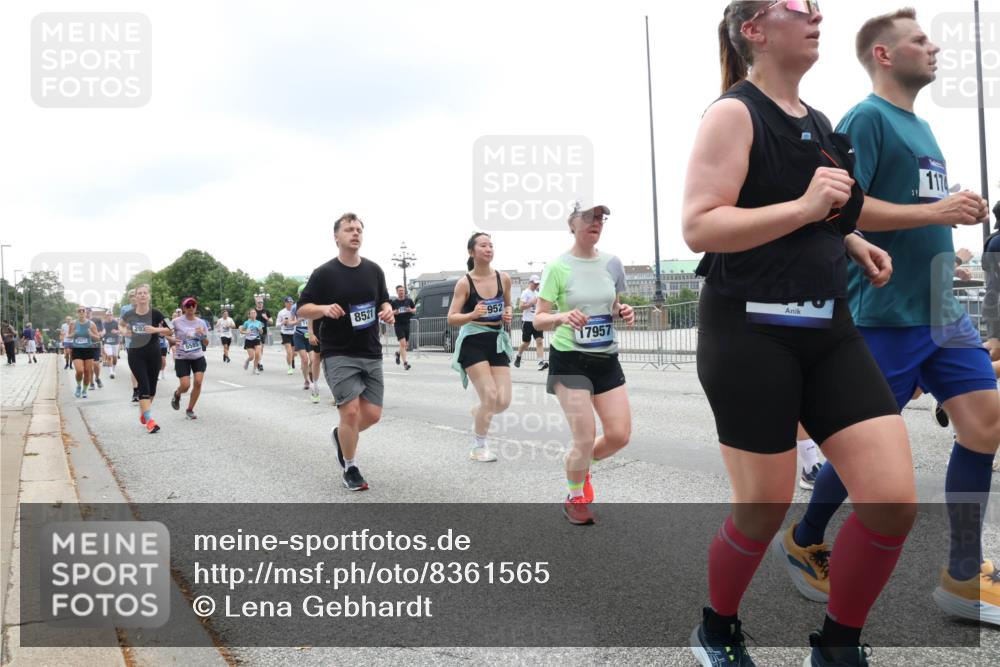 29.06.2025 - hella hamburg halbmarathon Lena Gebhardt http://msf.ph/oto/8361565 29.06.2025 10:48:21 Lombardsbrücke 203, 8521, 952, 17957, 19, 117, 1142, 1157, 1167, 1174, 1175, 1392, 1584, 1645, 1701, 2037, 2163, 2195, 2197, 2418, 2475, 2627, 2650, 2756, 2909, 2958, 3224, 3320, 3468, 3504, 3661, 3679, 3933, 4327, 4588, 4856, 5585, 5781, 5886, 5952, 6143, 7240, 7393, 7394, 7532, 7916, 8077, 8461, 8521, 8719, 8760, 8774, 8948, 9356, 9775, 9787, 9921, 10059, 10145, 10777, 10794, 11548, 11742, 11781, 13814, 15715, 16498, 16499 meine-sportfotos.de