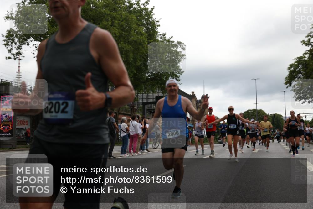 29.06.2025 - hella hamburg halbmarathon Yannick Fuchs http://msf.ph/oto/8361599 29.06.2025 10:53:14 20KM 1285, 2006, 2348, 2584, 2677, 2957, 2978, 3114, 3181, 3279, 3425, 3983, 4088, 4592, 5347, 5633, 5885, 6087, 6202, 6220, 6438, 6997, 7031, 7223, 7287, 7476, 8290, 9655, 10036, 10587, 10759, 10896, 10943, 11935, 11938, 12206, 12261, 12564, 12633, 12736, 12862, 13583, 13761, 14375, 14567, 14732, 14902, 14965, 15232, 15240, 15284, 15824, 16160, 16341, 16563, 16910, 16980, 17017, 17346, 17503, 17630, 18153, 18266, 18327, 18467, 18716, 19015, 19160 meine-sportfotos.de