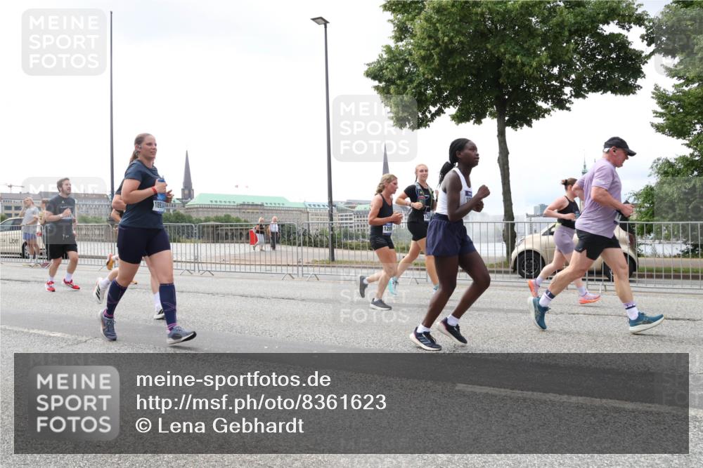 29.06.2025 - hella hamburg halbmarathon Lena Gebhardt http://msf.ph/oto/8361623 29.06.2025 10:39:18 Lombardsbrücke 18934, 1232, 1390, 1451, 1760, 1856, 1883, 2092, 2524, 2534, 2571, 2574, 2578, 2843, 2893, 2998, 3275, 3307, 3353, 3727, 3745, 4257, 4320, 4410, 4523, 4603, 4609, 4659, 4855, 4882, 4964, 6062, 6112, 6321, 6342, 6343, 6611, 6719, 6726, 6748, 7341, 7501, 7506, 7524, 7589, 7684, 7815, 8203, 8243, 8457, 8783, 8995, 9393, 9420, 9446, 9569, 9698, 9708, 9777, 9974, 9977, 10001, 10072, 10315, 10512, 10516, 10554, 13060 meine-sportfotos.de