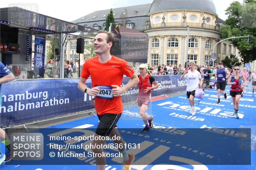 29.06.2025 - hella hamburg halbmarathon Michael Strokosch http://msf.ph/oto/8361631 29.06.2025 10:55:29 Ziel 1130, 2252, 2771, 4189, 4951, 5287, 5319, 6591, 6938, 8487, 13234, 13236, 16213, 16334, 16609, 16985, 17603, 17940 meine-sportfotos.de