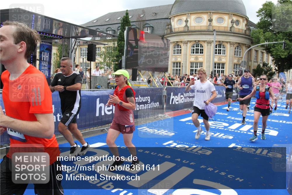 29.06.2025 - hella hamburg halbmarathon Michael Strokosch http://msf.ph/oto/8361641 29.06.2025 10:55:29 Ziel 1130, 2252, 2771, 4189, 4951, 5287, 5319, 6591, 6938, 8487, 13234, 13236, 16213, 16334, 16609, 16985, 17603, 17940 meine-sportfotos.de