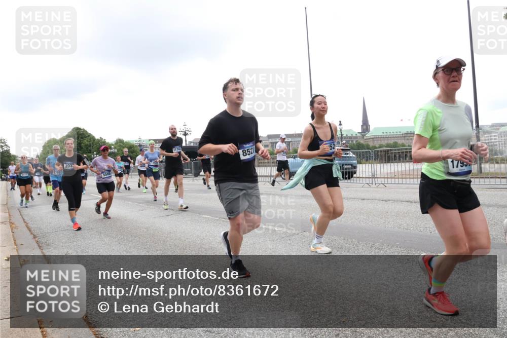 29.06.2025 - hella hamburg halbmarathon Lena Gebhardt http://msf.ph/oto/8361672 29.06.2025 10:48:22 Lombardsbrücke 9775, 2033, 115, 5585, 11742, 8521, 1795, 1142, 1157, 1167, 1174, 1175, 1392, 1584, 1645, 1701, 2037, 2163, 2195, 2197, 2418, 2475, 2627, 2650, 2756, 2909, 2958, 3224, 3320, 3468, 3504, 3661, 3679, 3933, 4327, 4588, 4856, 5585, 5781, 5952, 6143, 7240, 7393, 7394, 7532, 7916, 8461, 8521, 8719, 8760, 8774, 8948, 9356, 9775, 9787, 9921, 10059, 10145, 10204, 10777, 10794, 11548, 11742, 11781, 13814, 15715, 16498, 16499, 16701 meine-sportfotos.de