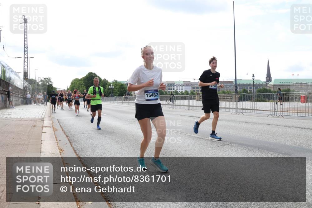 29.06.2025 - hella hamburg halbmarathon Lena Gebhardt http://msf.ph/oto/8361701 29.06.2025 10:14:13 Lombardsbrücke 15482, 0710, 1131, 1194, 1406, 1480, 1890, 2494, 3756, 3939, 4001, 4032, 4962, 5670, 5719, 6028, 6083, 6089, 6287, 6366, 6710, 7209, 7442, 7462, 7802, 7840, 7991, 8001, 8057, 8409, 8673, 8892, 9845, 9886, 10224, 10442, 10443, 11441, 11987, 12467, 12938, 13237, 13285, 13788, 14488, 15085, 15482, 15721, 15722, 15840, 16126, 17439, 17985, 18041, 18236, 18239 meine-sportfotos.de