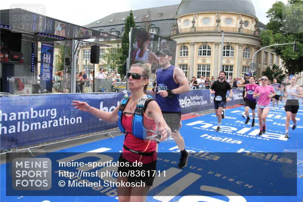 29.06.2025 - hella hamburg halbmarathon Michael Strokosch http://msf.ph/oto/8361711 29.06.2025 10:55:31 Ziel 1130, 2252, 2771, 4951, 5287, 5319, 6591, 6938, 12584, 13234, 13267, 14036, 14592, 16213, 16334, 16609, 17603, 17940 meine-sportfotos.de