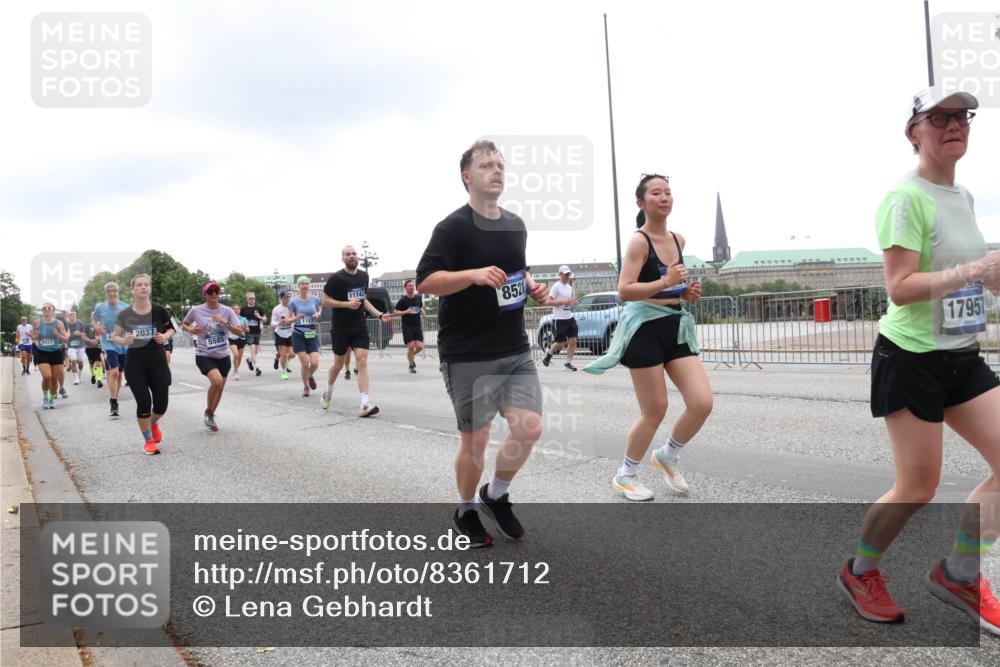 29.06.2025 - hella hamburg halbmarathon Lena Gebhardt http://msf.ph/oto/8361712 29.06.2025 10:48:22 Lombardsbrücke 9921, 2037, 1157, 5585, 11742, 8521, 17951, 1142, 1157, 1167, 1174, 1175, 1392, 1584, 1645, 1701, 2037, 2163, 2195, 2197, 2418, 2475, 2627, 2650, 2756, 2909, 2958, 3224, 3320, 3468, 3504, 3661, 3679, 3933, 4327, 4588, 4856, 5585, 5781, 5952, 6143, 7240, 7393, 7394, 7532, 7916, 8461, 8521, 8719, 8760, 8774, 8948, 9356, 9775, 9787, 9921, 10059, 10145, 10204, 10777, 10794, 11548, 11742, 11781, 13814, 15715, 16498, 16499, 16701 meine-sportfotos.de