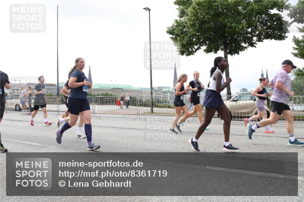29.06.2025 - hella hamburg halbmarathon Lena Gebhardt http://msf.ph/oto/8361719 29.06.2025 10:39:18 Lombardsbrücke 1232, 1390, 1451, 1760, 1856, 1883, 2092, 2524, 2534, 2571, 2574, 2578, 2843, 2893, 2998, 3275, 3307, 3353, 3727, 3745, 4257, 4320, 4410, 4523, 4603, 4609, 4659, 4855, 4882, 4964, 6062, 6112, 6321, 6342, 6343, 6611, 6719, 6726, 6748, 7341, 7501, 7506, 7524, 7589, 7684, 7815, 8203, 8243, 8457, 8783, 8995, 9393, 9420, 9446, 9569, 9698, 9708, 9777, 9974, 9977, 10001, 10072, 10315, 10512, 10516, 10554, 13060 meine-sportfotos.de