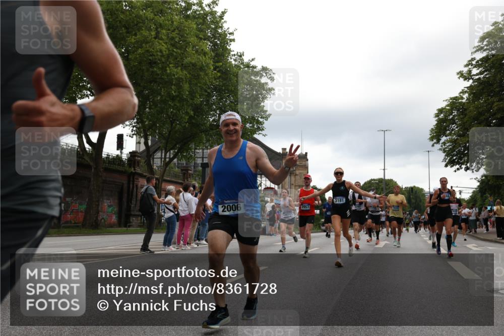29.06.2025 - hella hamburg halbmarathon Yannick Fuchs http://msf.ph/oto/8361728 29.06.2025 10:53:14 20KM 1285, 2006, 2348, 2584, 2677, 2957, 2978, 3114, 3181, 3279, 3425, 3983, 4088, 4592, 5347, 5633, 5885, 6087, 6202, 6220, 6438, 6997, 7031, 7223, 7287, 7476, 8290, 9655, 10036, 10587, 10759, 10896, 10943, 11935, 11938, 12206, 12261, 12564, 12633, 12736, 12862, 13583, 13761, 14375, 14567, 14732, 14902, 14965, 15232, 15240, 15284, 15824, 16160, 16341, 16563, 16910, 16980, 17017, 17346, 17503, 17630, 18153, 18266, 18327, 18467, 18716, 19015, 19160 meine-sportfotos.de