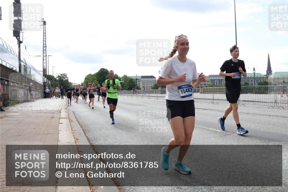 29.06.2025 - hella hamburg halbmarathon Lena Gebhardt http://msf.ph/oto/8361785 29.06.2025 10:14:13 Lombardsbrücke 15482, 710, 1131, 1194, 1406, 1480, 1890, 2494, 3756, 3939, 4001, 4032, 4962, 5670, 5719, 6028, 6083, 6089, 6287, 6366, 6710, 7209, 7442, 7462, 7802, 7840, 7991, 8001, 8057, 8409, 8673, 8892, 9845, 9886, 10224, 10442, 10443, 11441, 11987, 12467, 12938, 13237, 13285, 13788, 14488, 15085, 15482, 15721, 15722, 15840, 16126, 17439, 17985, 18041, 18236, 18239 meine-sportfotos.de