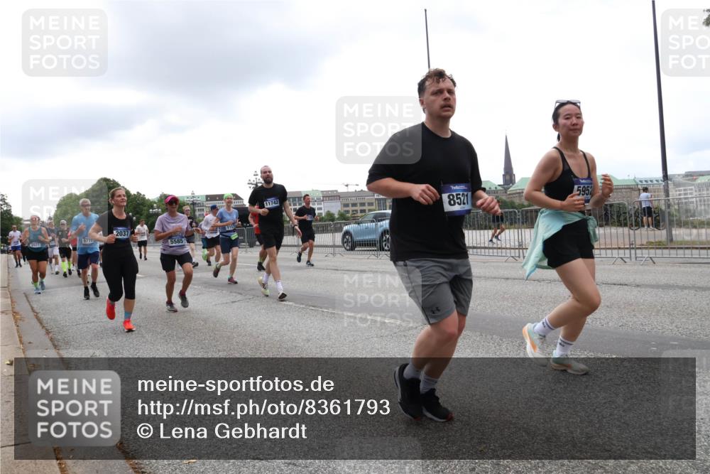 29.06.2025 - hella hamburg halbmarathon Lena Gebhardt http://msf.ph/oto/8361793 29.06.2025 10:48:22 Lombardsbrücke 9775, 2037, 1157, 5585, 11742, 8521, 5952, 1142, 1157, 1167, 1174, 1175, 1392, 1584, 1645, 1701, 2037, 2163, 2195, 2197, 2418, 2475, 2627, 2650, 2756, 2909, 2958, 3224, 3320, 3468, 3504, 3661, 3679, 3933, 4327, 4588, 4856, 5585, 5781, 5952, 6143, 7240, 7393, 7394, 7532, 7916, 8461, 8521, 8719, 8760, 8774, 8948, 9356, 9775, 9787, 9921, 10059, 10145, 10204, 10777, 10794, 11548, 11742, 11781, 13814, 15715, 16498, 16499, 16701 meine-sportfotos.de