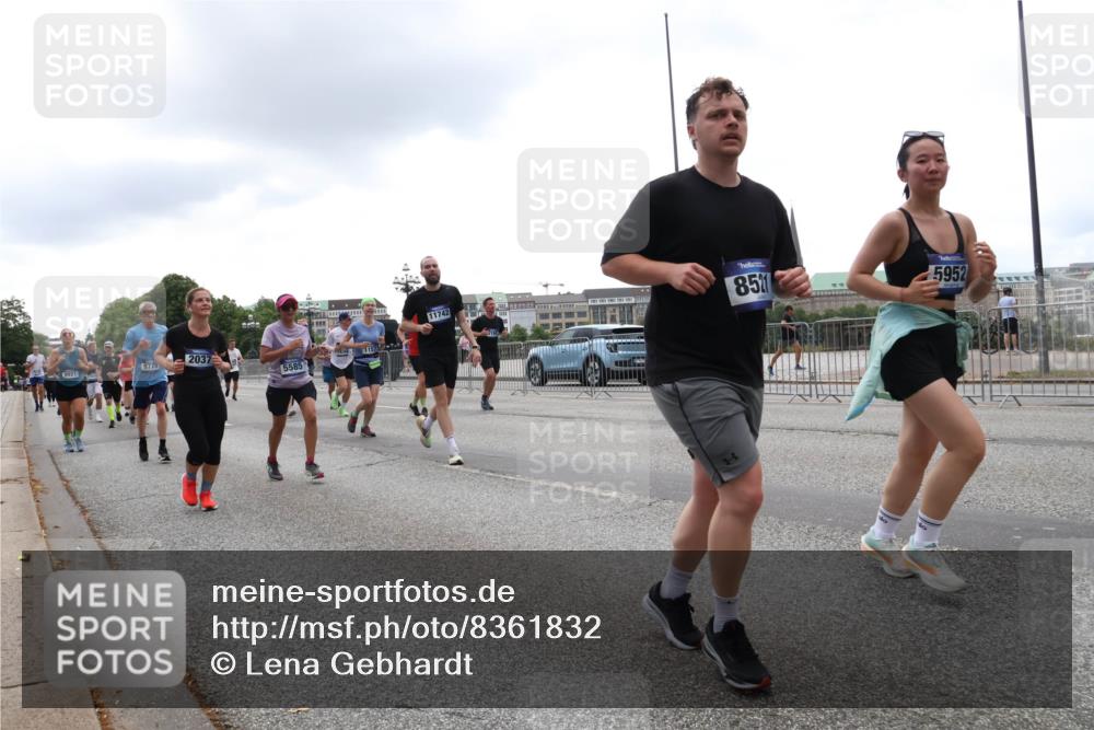 29.06.2025 - hella hamburg halbmarathon Lena Gebhardt http://msf.ph/oto/8361832 29.06.2025 10:48:22 Lombardsbrücke 9775, 2037, 115, 5585, 11742, 8511, 5952, 1142, 1157, 1167, 1174, 1175, 1392, 1584, 1645, 1701, 2037, 2163, 2195, 2197, 2418, 2475, 2627, 2650, 2756, 2909, 2958, 3224, 3320, 3468, 3504, 3661, 3679, 3933, 4327, 4588, 4856, 5585, 5781, 5952, 6143, 7240, 7393, 7394, 7532, 7916, 8461, 8521, 8719, 8760, 8774, 8948, 9356, 9775, 9787, 9921, 10059, 10145, 10204, 10777, 10794, 11548, 11742, 11781, 13814, 15715, 16498, 16499, 16701 meine-sportfotos.de