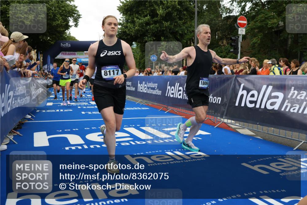 29.06.2025 - hella hamburg halbmarathon Strokosch-Dieckow http://msf.ph/oto/8362075 29.06.2025 10:51:02 Ziel 1366, 1630, 2207, 4077, 4816, 4967, 7369, 8117, 8261, 8508, 8572, 8704, 10215, 10508, 10603, 11733, 12778, 13008, 13073, 13687, 14125, 15362, 16285, 17221, 17384, 17823, 18066, 18350 meine-sportfotos.de