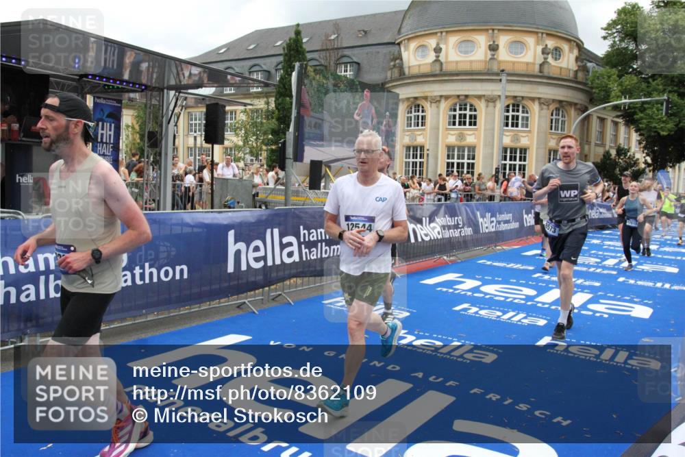 29.06.2025 - hella hamburg halbmarathon Michael Strokosch http://msf.ph/oto/8362109 29.06.2025 10:55:38 Ziel 1120, 2955, 2982, 3037, 8573, 11039, 11554, 11568, 12196, 12515, 12544, 12584, 13267, 14036, 14592, 15896, 16110, 16334, 17615, 18064 meine-sportfotos.de
