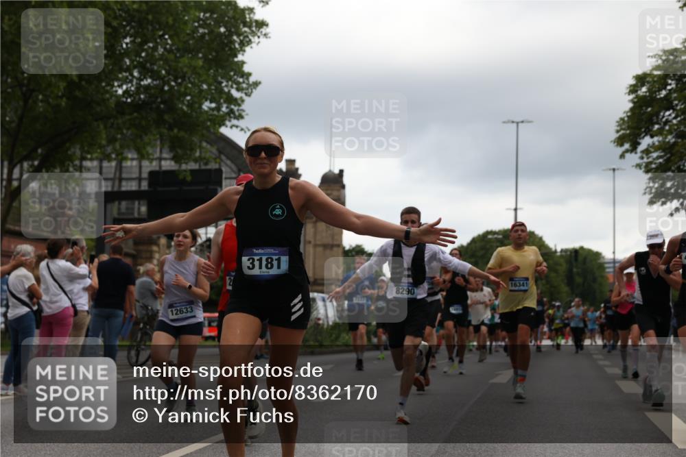 29.06.2025 - hella hamburg halbmarathon Yannick Fuchs http://msf.ph/oto/8362170 29.06.2025 10:53:15 20KM 1285, 2006, 2348, 2584, 2677, 2957, 2978, 3114, 3181, 3279, 3425, 3983, 4088, 4592, 5347, 5633, 5885, 6087, 6202, 6220, 6438, 6997, 7031, 7223, 7287, 7476, 8290, 9655, 10036, 10587, 10759, 10896, 10943, 11935, 11938, 12206, 12261, 12564, 12633, 12736, 12862, 13583, 13761, 14375, 14567, 14732, 14902, 14965, 15232, 15240, 15284, 15824, 16160, 16341, 16563, 16910, 16980, 17017, 17346, 17503, 17630, 18153, 18266, 18327, 18467, 18716, 19015, 19160 meine-sportfotos.de