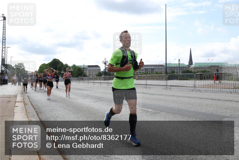29.06.2025 - hella hamburg halbmarathon Lena Gebhardt http://msf.ph/oto/8362177 29.06.2025 10:14:15 Lombardsbrücke 1131, 1194, 1406, 1480, 1890, 2494, 3756, 3939, 4001, 4032, 4962, 5670, 5719, 6028, 6083, 6089, 6287, 6366, 6710, 7209, 7442, 7462, 7802, 7840, 7991, 8001, 8057, 8409, 8673, 8892, 9845, 9886, 10224, 10442, 10443, 11441, 11987, 12467, 12938, 13237, 13285, 13788, 14488, 15085, 15482, 15721, 15722, 15840, 16126, 17439, 17985, 18041, 18236, 18239 meine-sportfotos.de