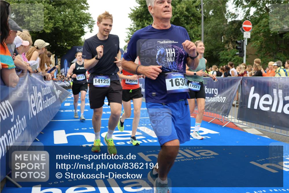 29.06.2025 - hella hamburg halbmarathon Strokosch-Dieckow http://msf.ph/oto/8362194 29.06.2025 10:51:01 Ziel 1366, 1630, 2207, 4077, 4816, 4967, 7369, 8117, 8261, 8508, 8572, 8704, 10215, 10508, 10603, 11551, 12778, 13008, 13687, 14125, 15362, 16285, 17221, 17384, 17823, 18066, 18350 meine-sportfotos.de