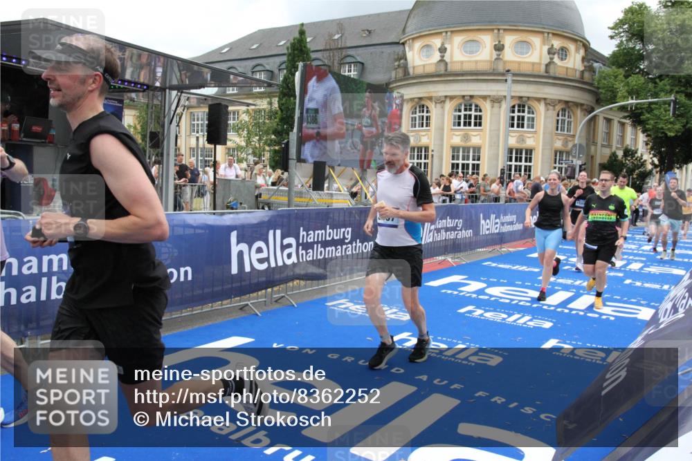 29.06.2025 - hella hamburg halbmarathon Michael Strokosch http://msf.ph/oto/8362252 29.06.2025 10:55:42 Ziel 1120, 1143, 1834, 2955, 2982, 3037, 4897, 6924, 8255, 8573, 8618, 10212, 11039, 11568, 12196, 12483, 12515, 14909, 15896, 16110, 17615, 18064, 18190 meine-sportfotos.de