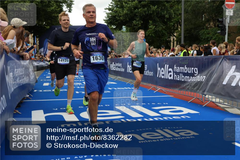 29.06.2025 - hella hamburg halbmarathon Strokosch-Dieckow http://msf.ph/oto/8362282 29.06.2025 10:51:01 Ziel 1366, 1630, 2207, 4077, 4816, 4967, 7369, 8117, 8261, 8508, 8572, 8704, 10215, 10508, 10603, 11551, 12778, 13008, 13687, 14125, 15362, 16285, 17221, 17384, 17823, 18066, 18350 meine-sportfotos.de
