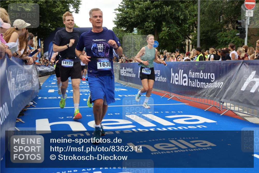 29.06.2025 - hella hamburg halbmarathon Strokosch-Dieckow http://msf.ph/oto/8362314 29.06.2025 10:51:00 Ziel 1366, 1630, 2207, 3654, 4077, 4816, 4967, 7369, 8117, 8261, 8508, 8572, 8704, 10215, 10508, 10603, 11551, 12778, 13008, 13687, 14125, 15362, 15643, 16285, 17221, 17384, 18066, 18350 meine-sportfotos.de