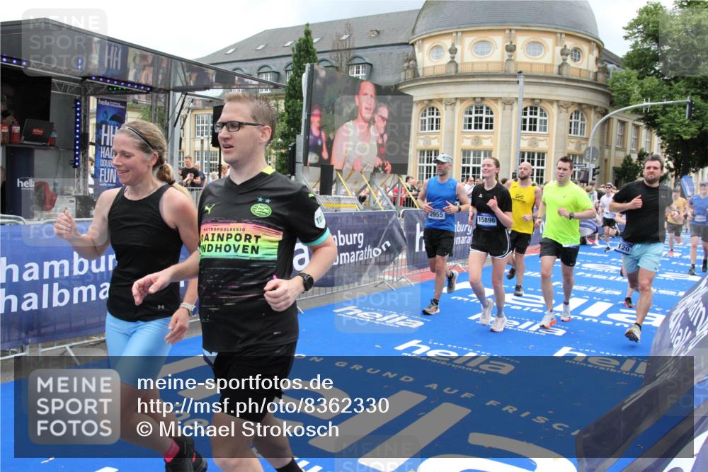 29.06.2025 - hella hamburg halbmarathon Michael Strokosch http://msf.ph/oto/8362330 29.06.2025 10:55:43 Ziel 1120, 1143, 1834, 2955, 2982, 3037, 4897, 6924, 8255, 8618, 10212, 11039, 11568, 12196, 12483, 12515, 14909, 15896, 16110, 17615, 18064, 18190 meine-sportfotos.de