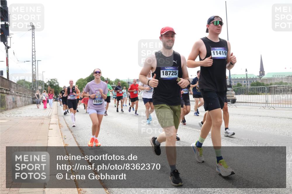 29.06.2025 - hella hamburg halbmarathon Lena Gebhardt http://msf.ph/oto/8362370 29.06.2025 10:39:19 Lombardsbrücke 2893, 15262, 18725, 7506, 11419, 1232, 1390, 1451, 1760, 1856, 1883, 2092, 2524, 2534, 2571, 2574, 2578, 2843, 2893, 2998, 3275, 3307, 3353, 3727, 3745, 4257, 4320, 4410, 4523, 4603, 4609, 4659, 4855, 4882, 4964, 5045, 6062, 6112, 6321, 6342, 6343, 6611, 6719, 6726, 6748, 7341, 7501, 7506, 7524, 7589, 7684, 7815, 8203, 8243, 8457, 8783, 8995, 9393, 9420, 9446, 9569, 9698, 9708, 9777, 9974, 9977, 10001, 10072, 10315, 10512, 10516, 10554, 13060 meine-sportfotos.de