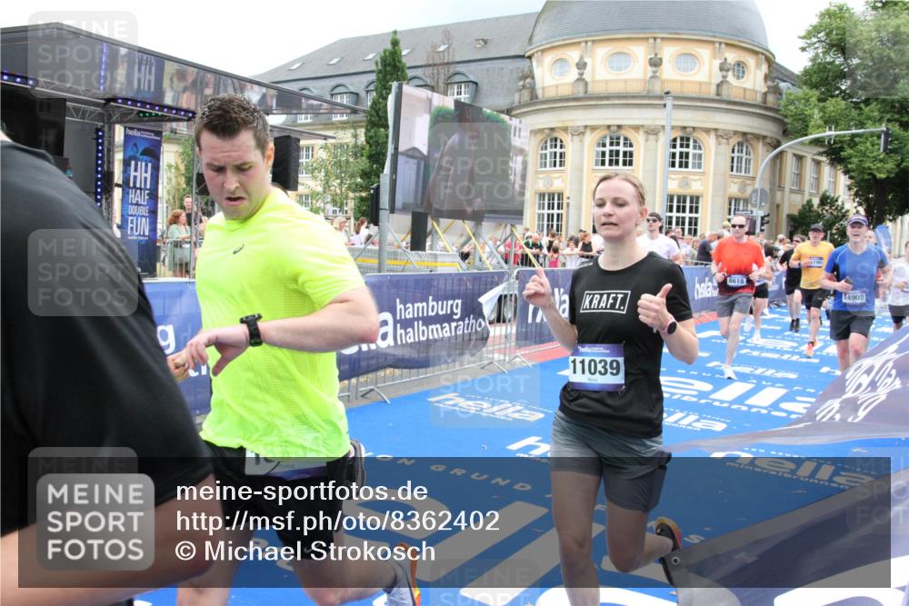 29.06.2025 - hella hamburg halbmarathon Michael Strokosch http://msf.ph/oto/8362402 29.06.2025 10:55:45 Ziel 1120, 1143, 1834, 2955, 2982, 4897, 5021, 6924, 7221, 8255, 8618, 10212, 11039, 12483, 12515, 14365, 14909, 15896, 18064, 18190 meine-sportfotos.de