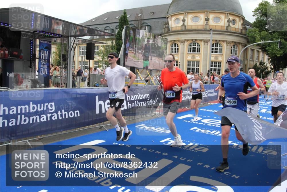 29.06.2025 - hella hamburg halbmarathon Michael Strokosch http://msf.ph/oto/8362432 29.06.2025 10:55:46 Ziel 1120, 1143, 1834, 2955, 4897, 5021, 6569, 6924, 7221, 8255, 8618, 10212, 11039, 12483, 12515, 12858, 14365, 14909, 15896, 18064, 18190 meine-sportfotos.de