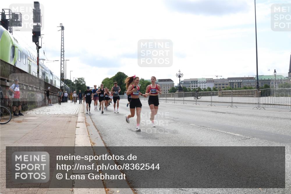 29.06.2025 - hella hamburg halbmarathon Lena Gebhardt http://msf.ph/oto/8362544 29.06.2025 10:14:16 Lombardsbrücke 9845, 13285, 1194, 1406, 1480, 1890, 2494, 3020, 3756, 3939, 4001, 4032, 4962, 5670, 5719, 6028, 6083, 6089, 6287, 6366, 6710, 7209, 7442, 7802, 7840, 7991, 8001, 8057, 8409, 8673, 8892, 9845, 9886, 10224, 10442, 10443, 11441, 11987, 12467, 12938, 13237, 13285, 13788, 14488, 15482, 15721, 15722, 15840, 16126, 17439, 17985, 18041, 18236, 18239 meine-sportfotos.de
