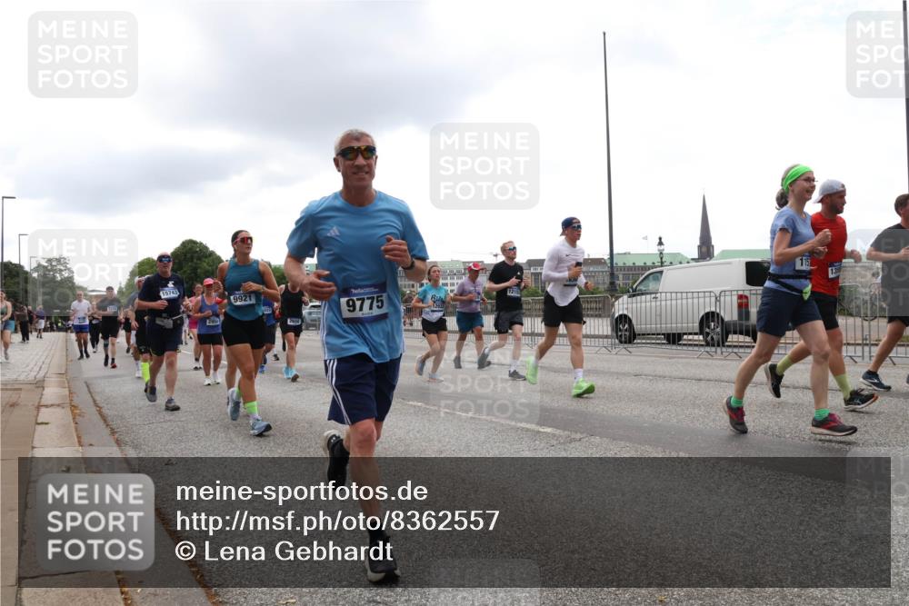 29.06.2025 - hella hamburg halbmarathon Lena Gebhardt http://msf.ph/oto/8362557 29.06.2025 10:48:25 Lombardsbrücke 15743, 9921, 2650, 9775, 12932, 1215, 135, 1142, 1157, 1167, 1174, 1175, 1584, 1645, 1701, 2037, 2163, 2195, 2418, 2475, 2627, 2650, 2716, 2756, 2909, 2958, 3224, 3320, 3468, 3504, 3661, 3679, 3933, 4327, 4588, 5585, 5781, 5952, 6143, 7240, 7393, 7394, 7532, 7916, 7947, 7948, 8461, 8521, 8719, 8760, 8948, 9356, 9775, 9787, 9921, 10059, 10145, 10204, 10777, 10794, 11548, 11742, 11781, 13814, 13845, 15715, 16498, 16499, 16701 meine-sportfotos.de